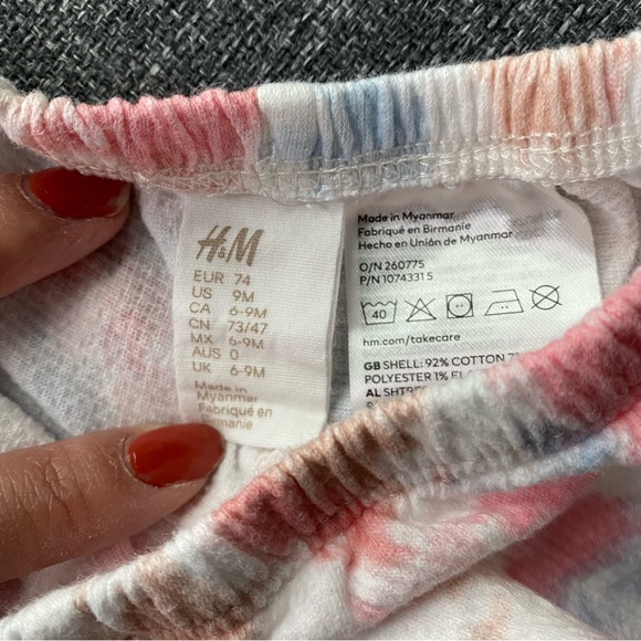 5/$20 H&M baby shorts (9 months) - Picture 2 of 2